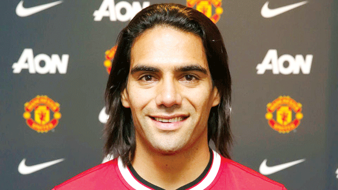 Siêu tiền đạo Falcao đá hậu vệ ở MU? Falcao bất ngờ trở thành Quỷ đỏ. Ảnh: AP