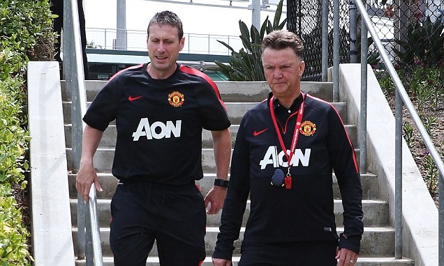 M.U dính bão chấn thương, 'phó tướng' Van Gaal mất việc Van Dijk sẽ là trợ lý thể lực mới ở M.U