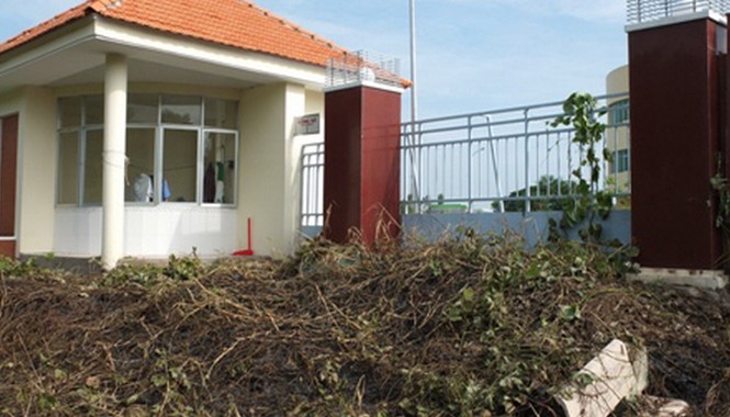 Không thể vào bệnh viện vì quy hoạch Cổng chính bệnh viện. Ảnh: Ngọc Duyên