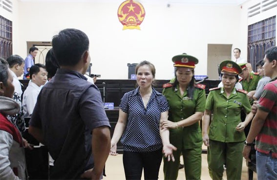 Làm nhục cán bộ thuế, ba bị cáo lãnh án Trong các phiên tòa trước đó, cũng như tại phiên tòa ngày 2-10, khi đứng trước vành móng ngựa được chủ tọa phiên tòa thẩm vấn về nội dung cáo trạng của Viện kiểm sát nhân dân huyện Định Quán đã tống đạt, các bị cáo Lân, Lập và Hoàng đều đồng loạt phản bác