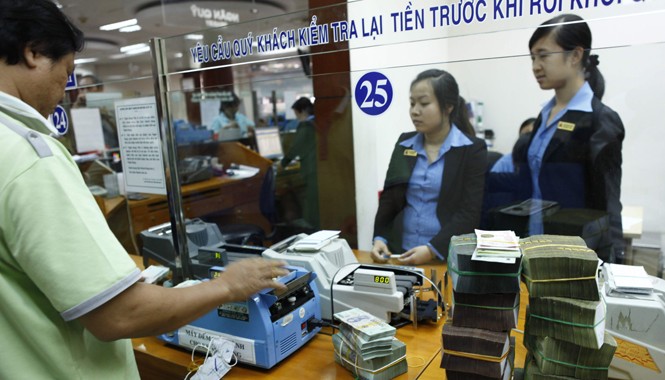 Thừa tiền Ngân hàng ồ ạt hạ lãi Danh sách ngân hàng giảm lãi suất huy động có thể tăng thêm. Ảnh: Như ý