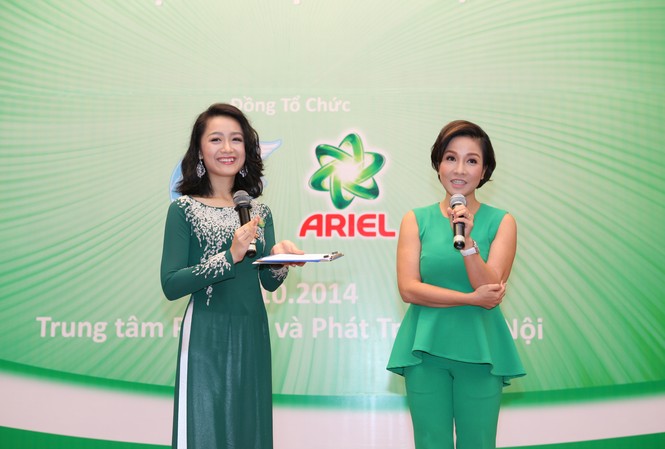 Con của phụ nữ nghèo sẽ có học bổng Ca sĩ Mỹ Linh chia sẻ quan điểm về vị trí của con cái trong trái tim người mẹ trong lễ khởi động chương trình.