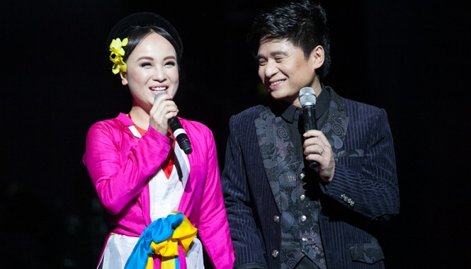 Tấn Minh và 'giấc mơ Hà Nội' Tấn Minh khoe khéo vợ trong chương trình riêng đầu tiên ở tuổi 40. Ảnh: Anh Đức.