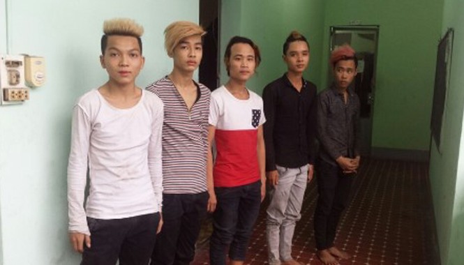 Người bán kẹo bị chặn đường đâm chết giữa đêm khuya 5 nghi can tại cơ quan công an.