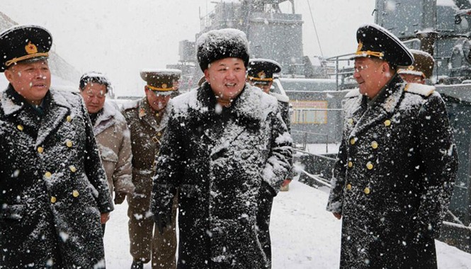 Ông Kim Jong-un đạp tuyết lên tàu ngầm thị sát Hãng thông tấn Trung ương Triều Tiên (KCNA) cho hay, lãnh đạo tối cao Triều Tiên Kim Jong-un đã tiến hành thị sát lực lượng tàu ngầm 189 được vinh danh là “trung đoàn O Jung-hup-led số 7” của Hải quân Triều Tiên.