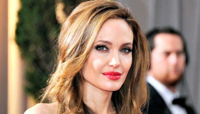 Hé lộ nhiều bí mật và cuộc sống tàn nhẫn tại Hollywood Nữ diễn viên Angelina Jolie bị nhận xét là "đứa trẻ hư hỏng được nuông chiều và có tài năng hạn chế".