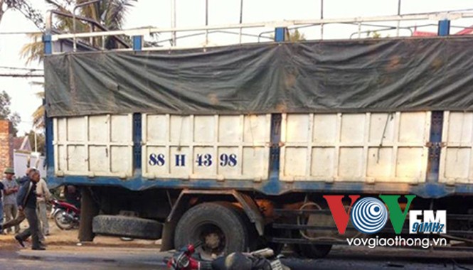 Xe tải húc xe máy, một nam thanh niên chết thảm Hiện trường vụ tai nạn giữa xe tải và xe máy.