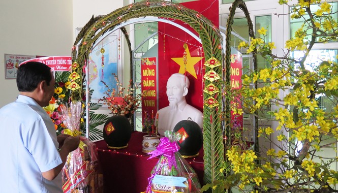 Ấm áp bàn thờ Tổ quốc ở Đất mũi Cà Mau Thắp hương bên bàn thờ Tổ quốc.