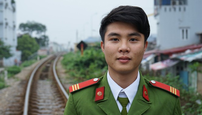 Thượng sĩ cảnh sát cứu một cô gái nhảy cầu tự tử Thượng sĩ Đồng Xuân Linh- người đã cứu cô gái định tự tử