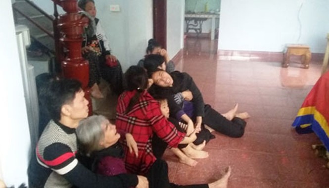 Vợ khóc xé lòng đón thi thể chồng từ vụ sập giàn giáo Vợ anh chị Kiều, mẹ già, con thơ khóc van bên người chồng quá cố tội nghiệp.