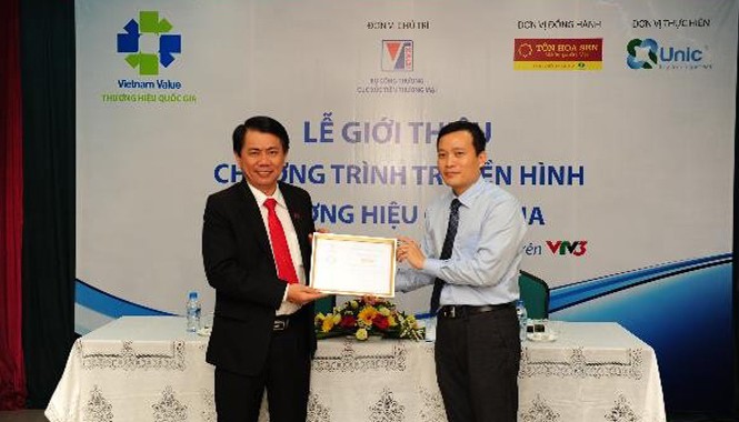 Ra mắt truyền hình Thương hiệu Quốc gia Ông Đỗ Kim Lang, Phó Cục trưởng Xúc tiến Thương mại (bên phải) và ông Vũ Văn Thanh- Phó Tổng giám đốc Tập đoàn Hoa Sen đại diện đơn vị đồng hành cùng chương trình Truyền hình Thương hiệu Quốc gia.
