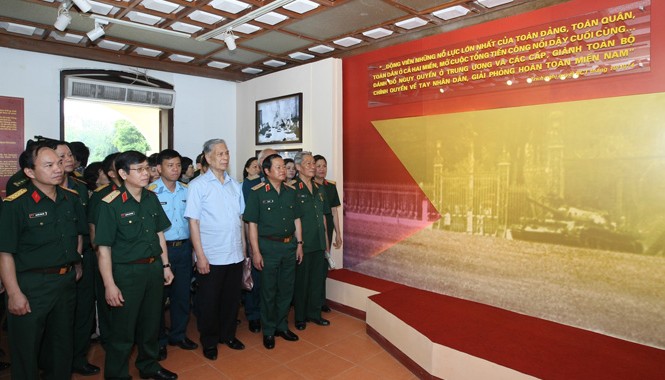 Triển lãm về Chiến thắng 30/4 và Đại tướng Hoàng Văn Thái Thượng tướng Đỗ Bá Tỵ - Tổng Tham mưu trưởng QĐND Việt Nam cùng các đại biểu tham quan triển lãm “Đại thắng Xuân 1975 – sức mạnh Việt Nam”.