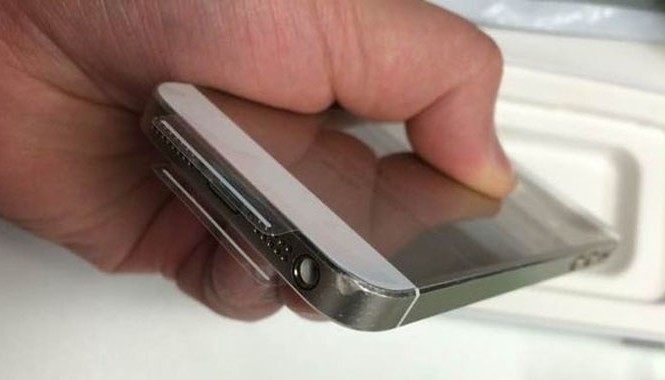 iPhone 4, 5S tân trang 'đại náo' thị trường Trung Quốc Những chiếc iPhone tân trang này được bảo hành một năm, nhưng nhiều máy bị các vết trầy xước lớn. Ảnh: Mydrivers.