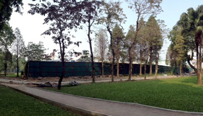 Hà Nội chấp thuận xây bãi xe ngầm trong công viên Thống Nhất Hàng rào chắn khu đất được đề xuất làm bãi đỗ xe ngầm với công viên Thống Nhất. Ảnh: Dân Trí.