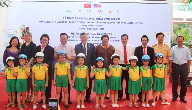Trợ lý Ngoại trưởng Mỹ tặng mũ bảo hiểm cho học sinh Hà Nội Buổi lễ trao tặng mũ bảo hiểm; ông Charles H. Rivkin đứng hàng thứ hai, thứ 5 từ trái qua.