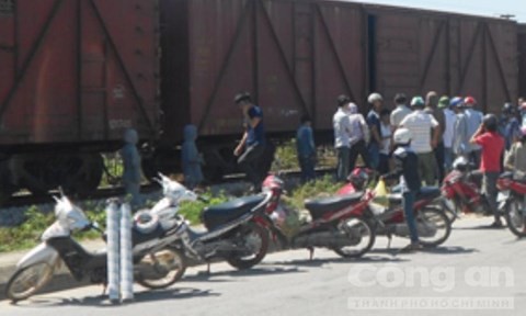 Ghé thăm người quen, lái xe tải bị tàu hỏa đâm chết Hiện trường nơi anh Hùng bị nạn. Ảnh: Báo CA TP.HCM