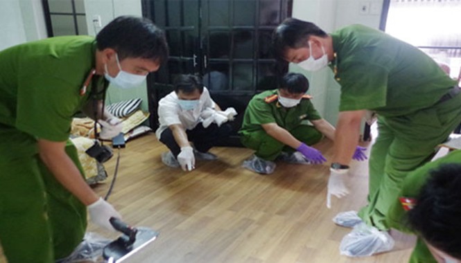 Bộ trưởng Công an chỉ đạo khẩn trương điều tra vụ thảm sát Bình Phước Các điều tra viên khám nghiệm hiện trường.