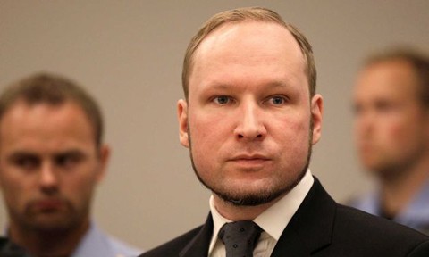 Sát thủ giết 77 người được học đại học danh tiếng Anders Behring Breivik tại phiên tòa xét xử y ở Oslo ngày 24/8/2012. Ảnh: AP.