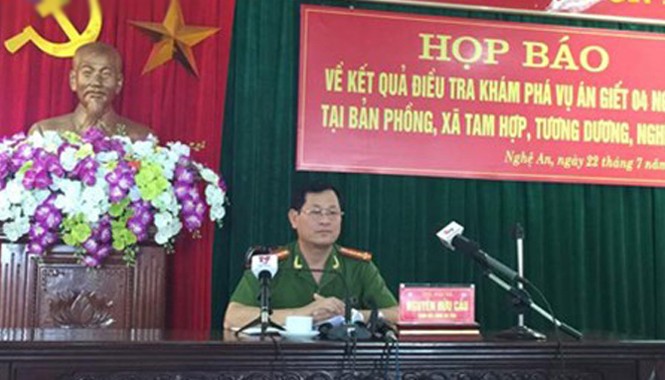 Thảm sát ở Nghệ An: Nghi can khóc khi được hỏi về vợ con Đại tá Nguyễn Hữu Cầu - Giám đốc Công an tỉnh Nghệ An chủ trì buổi họp báo.