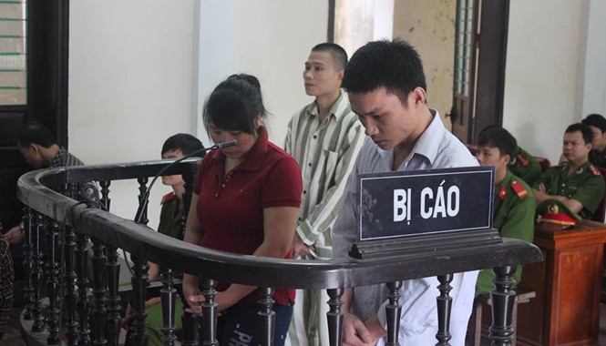 Thôn nữ lĩnh 30 năm tù giam vì hay mua bán người Lương Thị Mằn và Vi Văn Bún trước vành móng ngựa.
