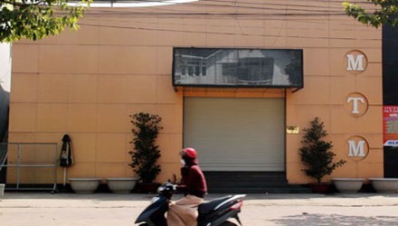 Bắt 5 đối tượng mang mã tấu chém nhau trước quán bar Quán bar mà nhóm thanh niên cầm mã tấu xông vào chém loạn xạ. Ảnh: Hoàng Trường/VnExpress.