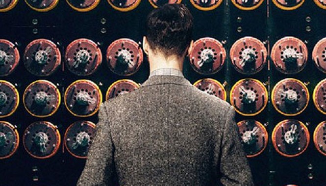 Hành trình ly kỳ của cỗ máy mã hóa vĩ đại Enigma Benedict Cumberbatch thủ vai Alan Turing. Một cảnh trong phim “The Imitaion Game” - Người giải mã.