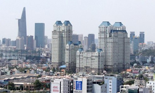 Đề xuất nới thêm điều kiện cho Việt kiều mua nhà Hiệp hội Bất động sản TP HCM kiến nghị nên tháo gỡ thủ tục xác minh nguồn gốc Việt Nam cho những người Việt ở nước ngoài muốn mua nhà bằng cách chấp nhận thông tin trong hộ chiếu, căn cước và bản án của tòa dân sự thay thế cho khai sinh. Ảnh: Vũ Lê.