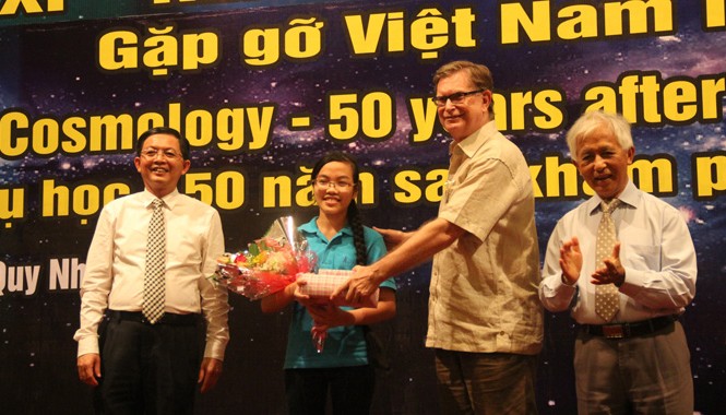 Giáo sư Nobel Vật lý gặp mặt, tặng quà cho học sinh ưu tú GS. George Smoot, GS. Trần Thanh Vân và ông Hồ Quốc Dũng – Chủ tịch UBND tỉnh Bình Định tặng quà cho các học sinh.