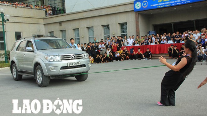 Nữ võ sĩ 15 tuổi dùng khí công kéo xe ôtô băng băng Nguyễn Thị Thu Huệ kéo xe 7 chỗ.