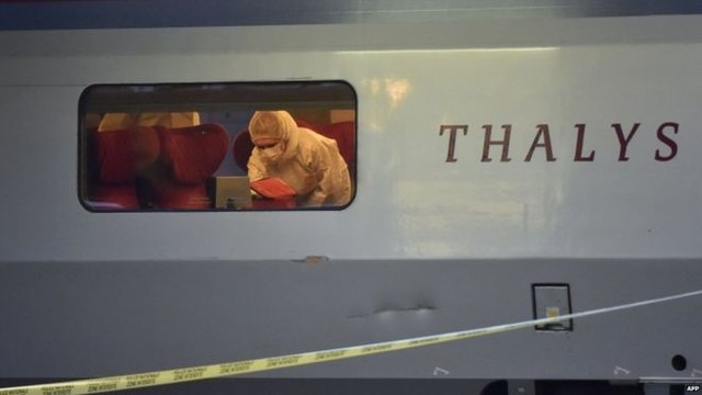 Xả súng trên tàu cao tốc tuyến Amsterdam - Paris Một chuyên gia pháp y đang làm việc trên tàu. Ảnh: AFP.