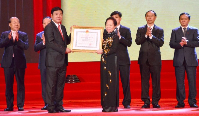 Bộ GTVT đón nhận Huân chương Độc lập hạng Nhất Phó Chủ tịch nước Nguyễn Thị Doan trao Huân chương Độc lập hạng Nhất cho lãnh đạo Bộ GTVT.