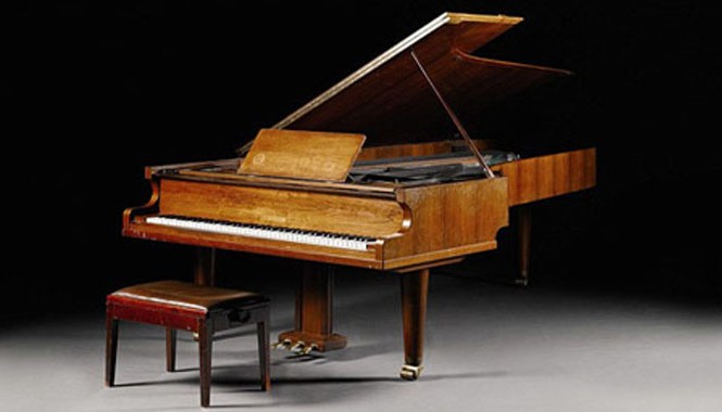 Đàn piano huyền thoại của ban nhạc ABBA có giá hàng chục tỉ đồng Cây đàn piano từng gắn bó với ban nhạc ABBA hồi thập niên 1970, cùng ban nhạc thể hiện những bản hit nổi tiếng nhất của nhóm, sắp được đem bán đấu giá.