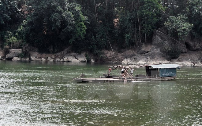 Hai chị em bị điện giật thương vong khi di chuyển bè cá Ảnh minh họa: Văn Tý/TTXVN.