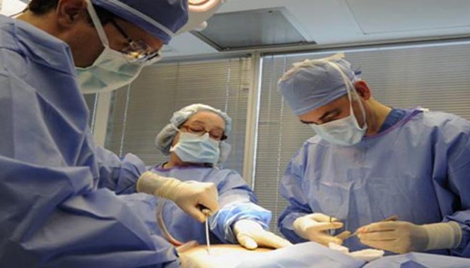 Bắn chết bác sĩ vì không hài lòng kết quả phẫu thuật thẩm mỹ Một ca phẫu thuật thẩm mỹ. Ảnh minh họa: USA TODAY.
