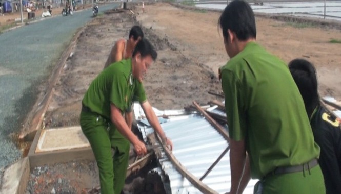Giông lốc giật sập, tốc mái hơn 100 căn nhà ở Đồng Tháp Lực lượng chức năng giúp người dân di dời nhà cửa, đồ đạc đến nơi an toàn.