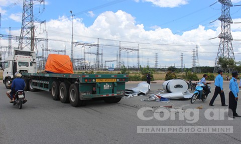 Đứt xích, hai cuộn thép hàng chục tấn rớt xuống đường Hiện trường tai nạn.