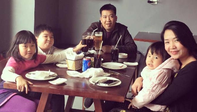Cách dạy con dùng tiền của ông chủ 2 nhà hàng ở Hà Nội Vợ chồng anh Hoàng Anh Tú và ba con. Ảnh: NVCC.