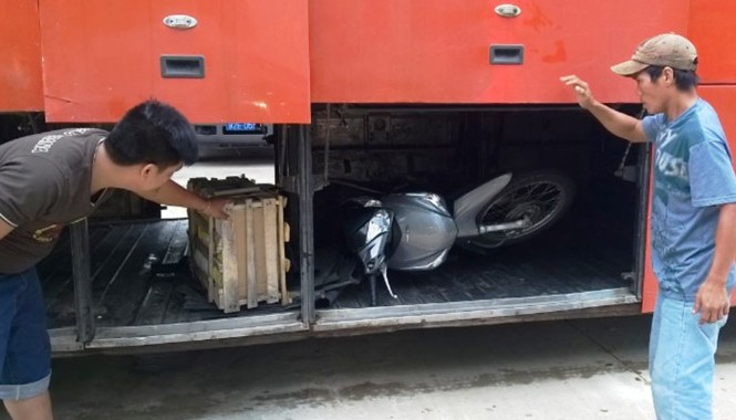Xe máy mất trộm chu du trong khoang hành lý xe khách Xe máy mất trộm được bỏ trong hầm xe khách. Ảnh: CSGT cung cấp.