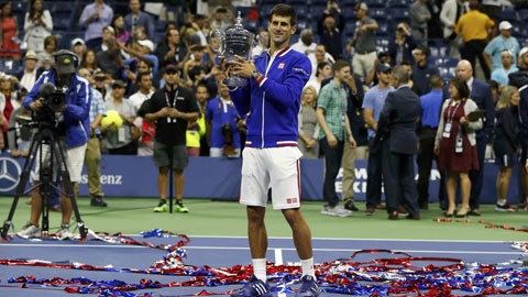 Djokovic đổi đời nhờ bác sỹ không mê... tennis Rạng sáng qua, Novak Djokovic vừa được ăn mừng chức vô địch Grand Slam thứ 10 trong sự nghiệp.