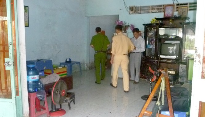 Hai mẹ con tham gia đánh hội đồng nam thanh niên nhập viện Công an khám nghiệm hiện trường vụ 'huyết chiến' khiến một người nhập viện.
