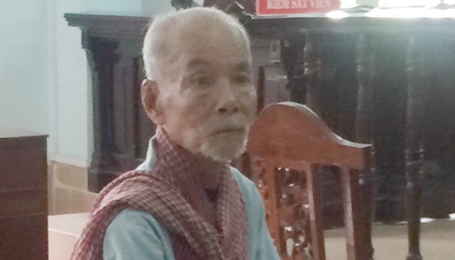 Cụ ông 91 tuổi pha thuốc sâu vào trà cho vợ uống Ông T tại tòa. Ảnh: Ngọc Huyền.