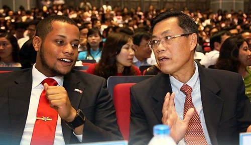 GS Nguyễn Văn Tuấn nói gì việc Đại học tự phong giáo sư? GS Nguyễn Văn Tuấn (phải) trò chuyện cùng Phó lãnh sự Mỹ tại Việt Nam.