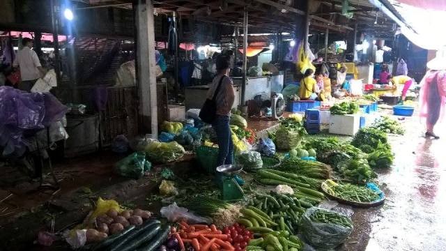 Mưa kéo dài, rau xanh đồng loạt tăng giá Rau khan hiếm, khách vắng mua, giá cả nhích tăng từng ngày là tình cảnh chung của các chợ trên địa bàn Hà Nội.