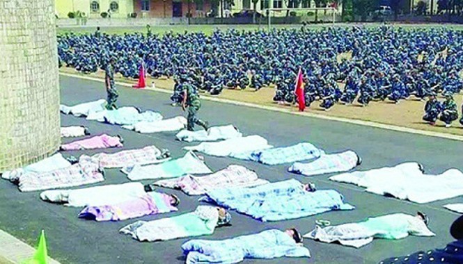 Nữ sinh bị phạt quấn chăn, đội xô dưới trời nắng nóng vì ở bẩn 20 nữ sinh thực hiện hình phạt đắp chăn bông giữa trời nắng nóng.
