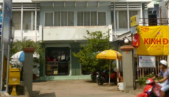 Bảo vệ bưu điện bị cổng sắt đè chết tại chỗ thương tâm Bưu điện huyện Mỏ Cày Nam.
