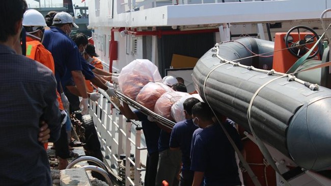 Tìm thấy thêm một thi thể ngư dân vụ nổ gas trên tàu Lực lượng chức năng đưa thi thể các nạn nhân xấu số lên bờ. Ảnh: Thiên Long/CATP