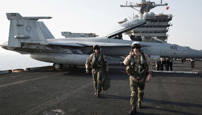Áp lực không có trên phim của phi công tìm diệt IS Phi công hải quân Mỹ trở về trên boong tàu sân bay USS Theodore Roosevelt sau khi hoàn thành sứ mệnh không kích phiến quân IS ở Iraq hồi tháng 8. Ảnh: NYTimes.