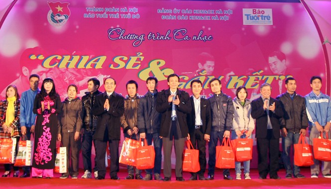 Giao lưu “Chia sẻ và Gắn kết” Lãnh đạo báo Tuổi trẻ Thủ đô tặng quà cho các công nhân có hoàn cảnh khó khăn trong chương trình.