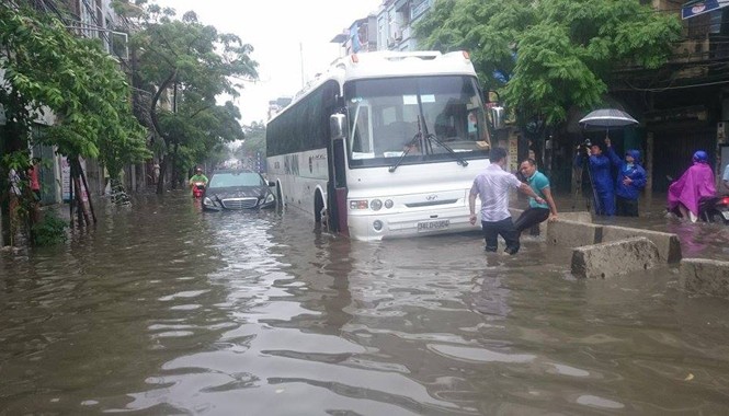 Hàng loạt tuyến phố Hà Nội chìm trong bể nước do mưa lớn Tại Đường Minh Khai nước ngập gần 1 mét khiến nhiều phương tiện chôn chân tại chỗ. Ảnh: Thanh Hà.