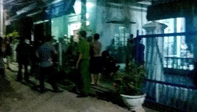 Nổi cơn cuồng ghen, chồng giết vợ rồi dùng dao đâm ngực tự sát Lực lượng Công an đang bảo vệ hiện trường để điều tra vụ án.